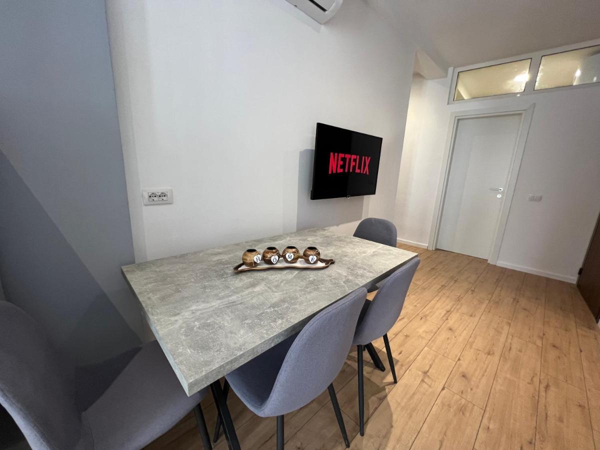 Brand New Apts Located At The City'S Main Square-100 Mbs Wifi Durres Bagian luar foto