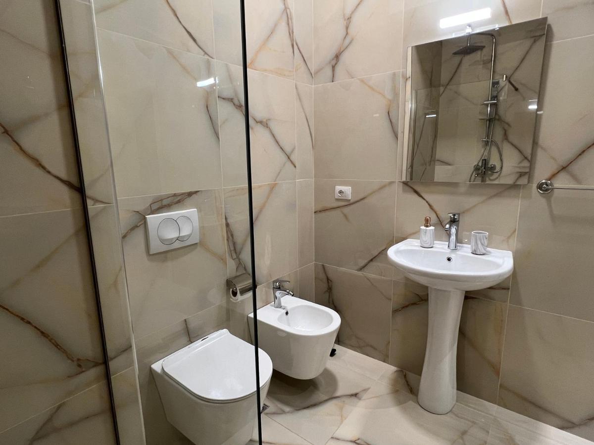 Brand New Apts Located At The City'S Main Square-100 Mbs Wifi Durres Bagian luar foto