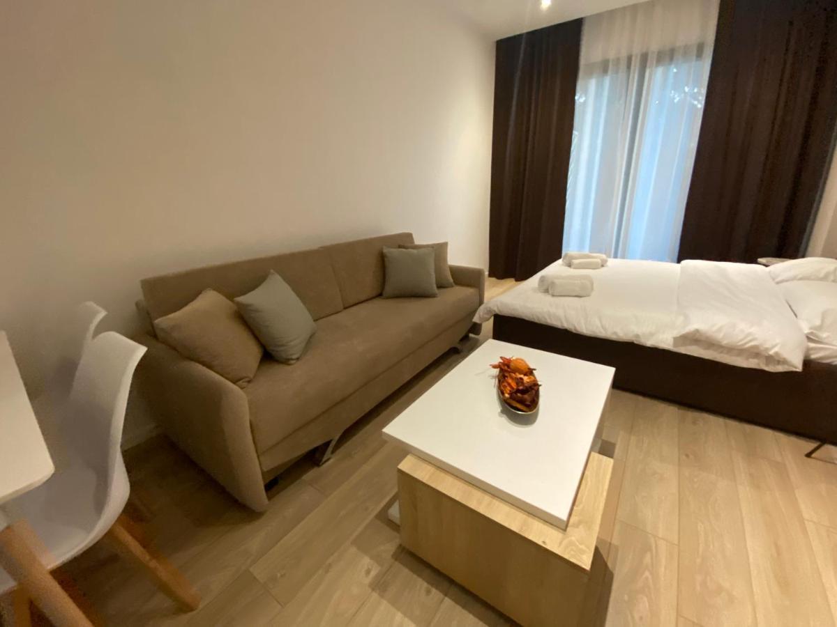 Brand New Apts Located At The City'S Main Square-100 Mbs Wifi Durres Bagian luar foto