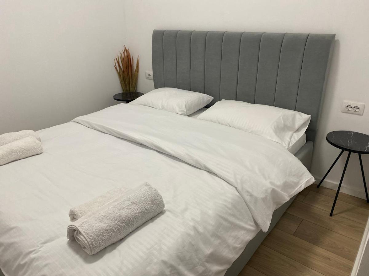 Brand New Apts Located At The City'S Main Square-100 Mbs Wifi Durres Bagian luar foto