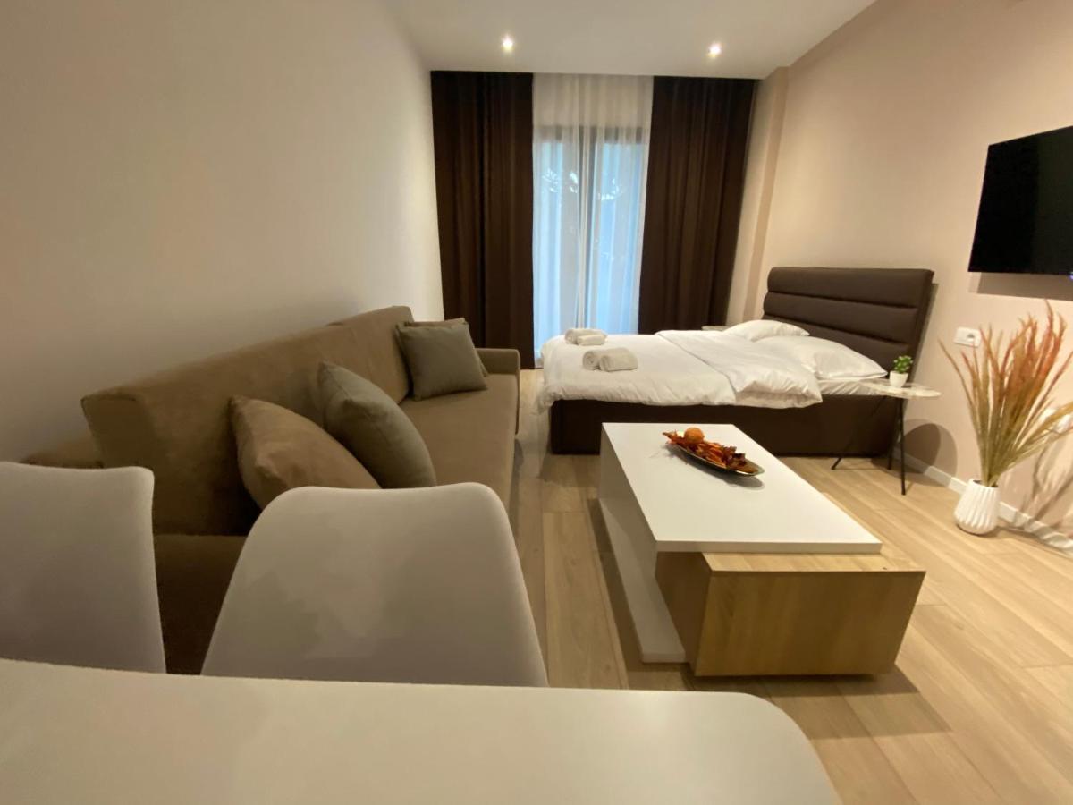 Brand New Apts Located At The City'S Main Square-100 Mbs Wifi Durres Bagian luar foto
